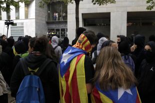 El piquet del CDR arriba als Jutjats de Girona i reclama la llibertat dels detinguts