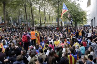 Llibertat pels quatre detinguts durant la tercera nit d'aldarulls a Girona