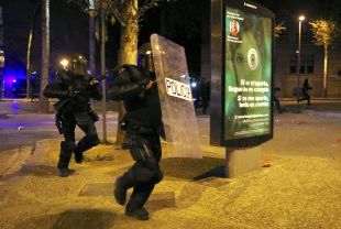 La Policia Nacional carrega contra els manifestants a Correus de Girona