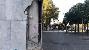 L'endemà de la batalla a Girona: parets arrencades, mobiliari destrossat i vehicles afectats