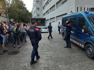 Policies nacionals amb passamuntanyes gairebé atropellen un grup de periodistes a Girona