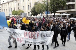 Bloquegen els accessos a la seu del Govern a Girona i reclamen implementar la república