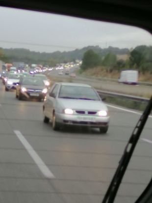 Tres quilòmetres de cues per una marxa lenta a l'AP-7 a Bàscara