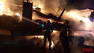 Tallada l'AP-7 a Pont de Molins per l'incendi d'un camió