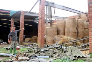 Un esclafit destrossa coberts, malmet cotxes i bigues en un veïnat de Ventalló 