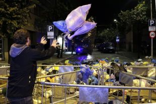 Mig miler de persones es concentren davant la subdelegació del govern i llencen escombraries