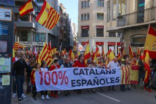 Unes 300 persones es manifesten a Girona per reclamar la fi del Procés a crits de ''a por ellos''