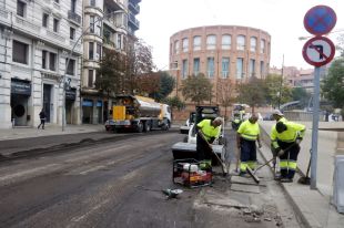 Girona comença a reasfaltar el tram de Jaume I malmès per la cera i la crema de contenidors