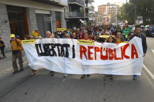 300 persones participen en una marxa per la llibertat de Figueres al Puig de les Basses