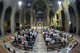 El Bisbat de Girona recomana retirar l'aigua beneïda i evitar el contacte amb les imatges religioses