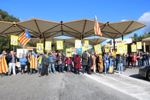 Unes 150 persones tallen de forma intermitent l'N-II a la Jonquera