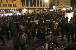 Mig miler de persones es concentren en la jornada de reflexió a Girona dins els actes del Tsunami