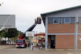 Retiren amb un camió grua uns llaços grocs d'un col·legi de Sarrià de Ter