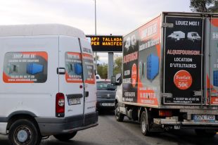 Tsunami Democràtic anuncia l'ús de vehicles per evitar les agressions policials