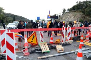Els manifestants pacten amb la policia francesa treure els cotxes que bloquegen l'autopista