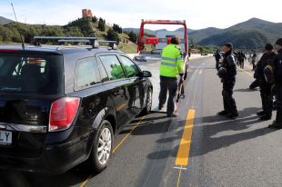 Dues grues de la policia francesa comencen a endur-se cotxes dels manifestants