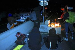 Els manifestants de la Jonquera es preparen per passar la nit a l'autopista