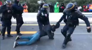La policia francesa comença a desallotjar l'AP-7 al Pertús