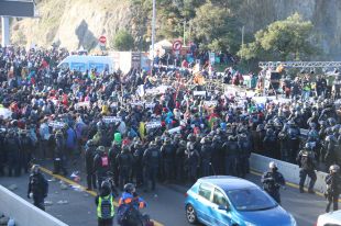 L'AP-7 queda buida de manifestants a la frontera després de l'actuació policial
