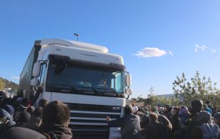 El conductor d'un camió intenta atropellar els manifestants de l'N-II a la Jonquera