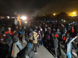 Tsunami talla l'AP-7 a Girona Sud i programa un concert a peu de carretera