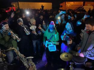 Txarango apareix per sorpresa al tall de l'AP-7 a Girona i actua davant els manifestants