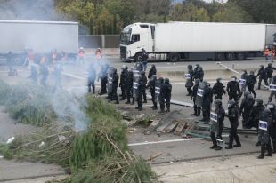Els Mossos desallotgen l'AP-7 disparant bales de foam 