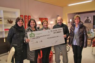 L'Associació de Comerciants de Besalú fa entrega d'un 'xec regal' per valor de 1.000 euros