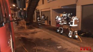 Un incendi en el quadre elèctric d'un bloc a Girona deixa nou ferits per inhalació de fums