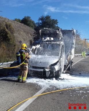 Crema un camió en plena A-26 a Sales de Llierca
