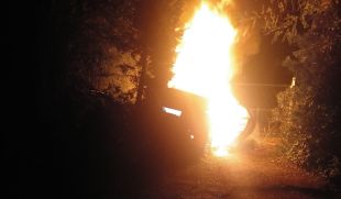 Un conductor begut s’estampa a Palafrugell i el cotxe s'incendia 