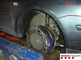 Els Mossos d'Esquadra aturen un conductor a l'AP-7 que circulava ebri i sense una roda