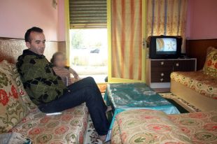 Famílies sense recursos malviuen de lloguer a l'interior de garatges d'Empuriabrava 