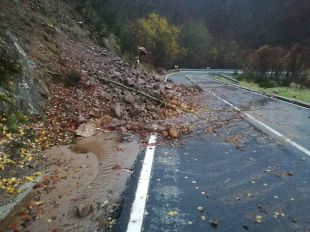 Una esllavissada obliga a donar pas alternatiu a la GIV-5201 a Viladrau