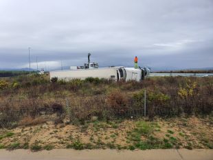 Tallada una sortida de la C-25 a Caldes de Malavella per un camió bolcat