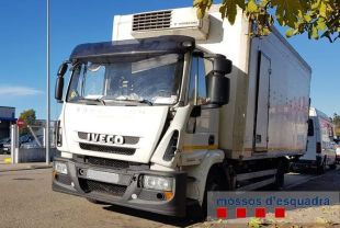 Els Mossos immobilitzen un camió a Maçanet que circulava amb excés de pes i un pneumàtic desgastat