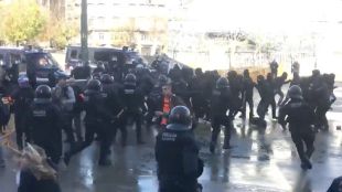 Carrega policial contra els antifeixistes manifestats a Girona