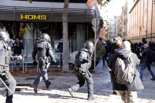 La manifestació antifeixista a Girona acaba amb aldarulls i tres identificats