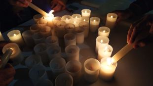 Els veïns de Salitja recorden les dues nenes mortes amb una encesa d'espelmes 