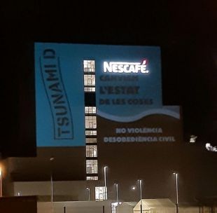 Tsunami Democràtic projecta mappings a la Catedral i la fàbrica Nestlé de Girona