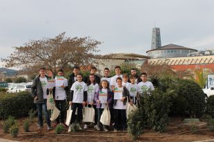 Un grup de nens i joves planten 50 arbres a l’Espai Gironès per fer front a la crisi climàtica