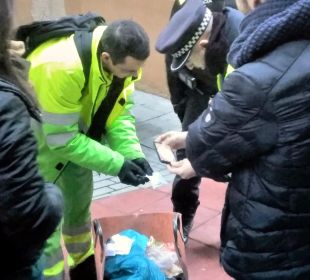 Ripoll obre les bosses d'escombraries de les papereres per saber qui no les llença al contenidor