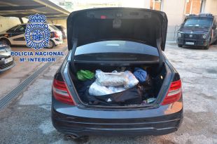 Dos detinguts per transportar 12 kg de marihuana premsada en un cotxe a la Jonquera