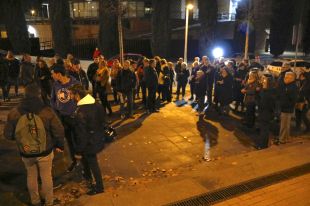Mig centenar de concentrats al Palau de Justícia de Girona donen suport a Junqueras i Torra