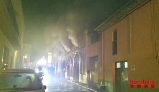 Un incendi crema una empresa d'elaboració d'embotits de Vilafant