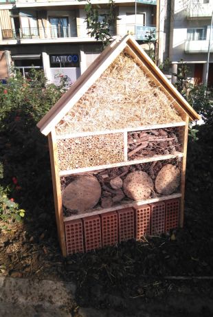 Figueres instal·la dos ''hotels'' d'insectes al Parc Bosc per combatre plagues a les àrees verdes