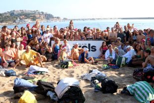 Més de 400 nedadors participen en el primer bany de l'any a la platja de Sant Feliu de Guíxols