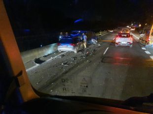 Cinc vehicles implicats i dos ferits en un accident a la variant de Banyoles