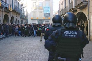 Uns 200 antifeixistes ocupen la Plaça del Vi de Girona i impedeixen l’acte de Vox