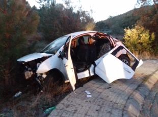 Un conductor menor d’edat surt de la carretera a Darnius i fereix greu l’acompanyant